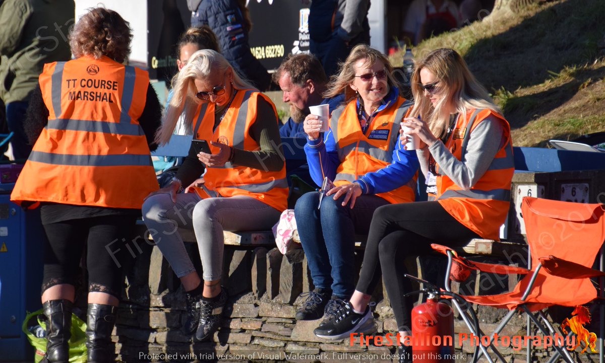 FireStallion666's tweet photo. #quarterbridge people chilling in between racing #iomtt19 #marshalls #ttlife @RoadRacingLife @MotofestIOMTT @iomttmarshals #roadracing #tagaway https://t.co/zoZbDxln1o