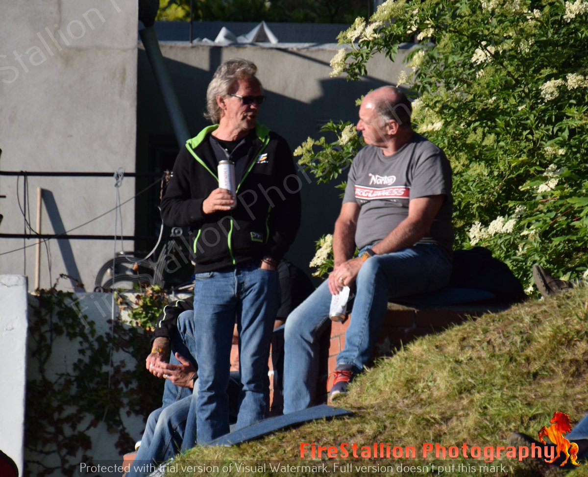 FireStallion666's tweet photo. #quarterbridge people chilling in between racing #iomtt19 #marshalls #ttlife @RoadRacingLife @MotofestIOMTT @iomttmarshals #roadracing #tagaway https://t.co/zoZbDxln1o