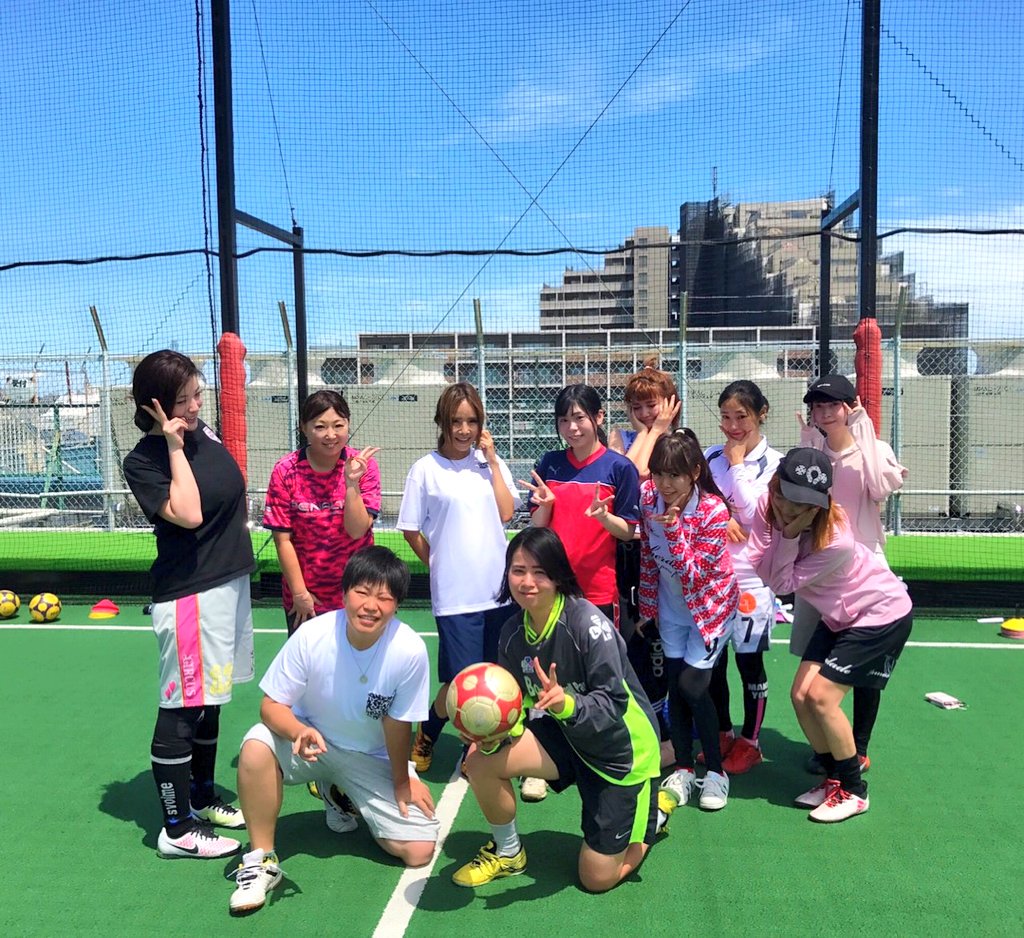 ryouaimin's tweet photo. #昨日 OMIASHI×OMIASHIchula合同練習日でしたぁ😊⚽💕
足の怪我が痛むので私は見学���自主練💦
更に足の小指の爪が剥がれてちゃってダブルパンチ😭💔(←激痛)
思いっきりボールが蹴りたぁぁい😭💔
#芸能人女子フットサル #OMIASHIchula #chula #背番号8 #梁愛美 #libeldade #飲む日焼け止め #フリーヴ https://t.co/VXVDbm1on4