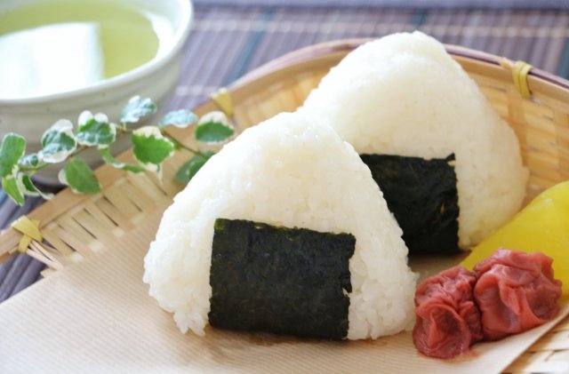【6月18日】
●おにぎりの日●
町内の遺跡で日本最古の「おにぎりの化石」が発見されたことから「おにぎりの里」として町起こしをしている石川県鹿西町(現 中能登町)が制定。
 「鹿西」の「ろく」と、毎月18日の「米食の日」から。

#おにぎりの日 
＃おにぎり
＃6月18日