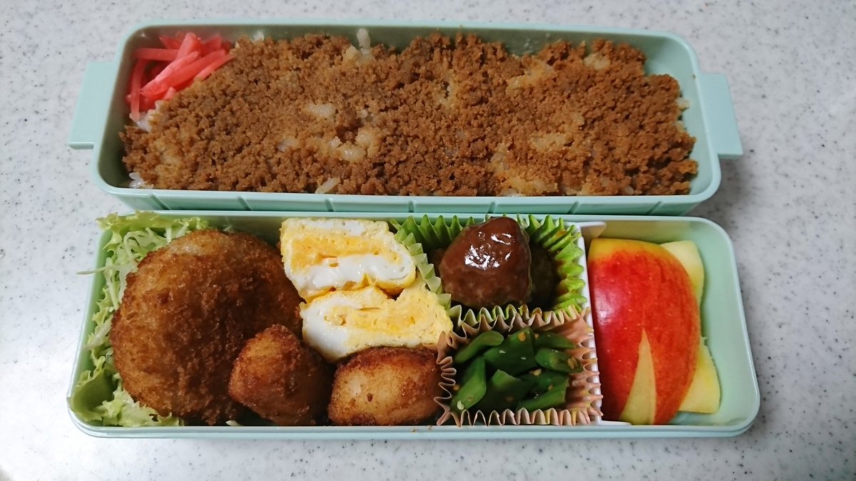 まさ Twitter પર 今日のお弁当6月18日 お弁当の 本を買ってみました 子供の好み わたしの 好みでおかずがいつも同じになってしまいますが 詰め方や作り方を参考に出来たらと思ってます 娘 買ったサラダとパン 息子 とりそぼろご飯 コロッケ ミートボール