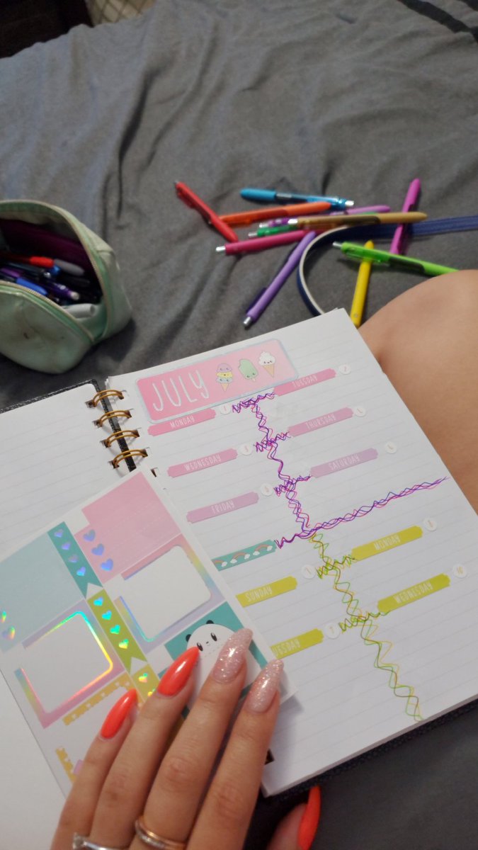 dania_graham6's tweet photo. Making Calendars 🦄🔮 https://t.co/6AgINgyuSK