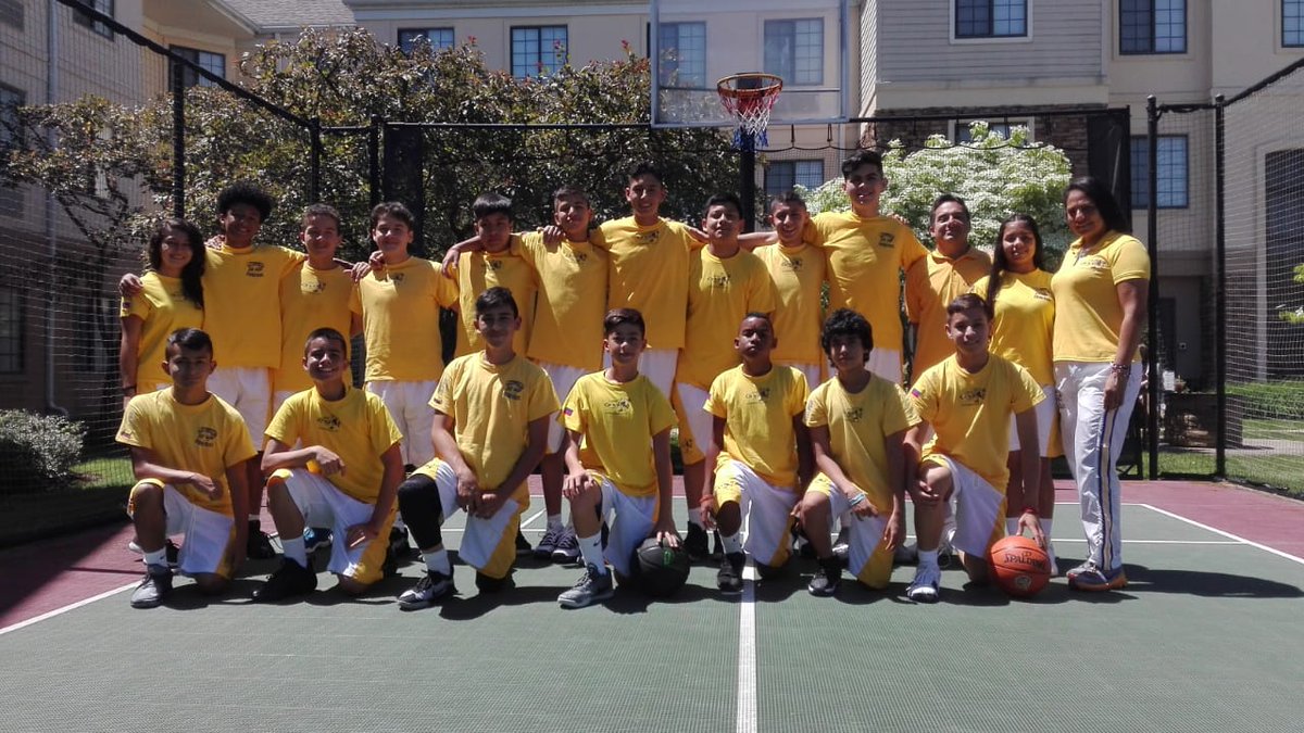 MAESSPORT's tweet photo. Nuestros deportistas listo para la competencia, deseamos el mejor de los éxitos y el triunfo para ustedes guerreros! Orgullo, Corazón y Maes! 💜💛🏀🇺🇸 https://t.co/25PR7sS7ju