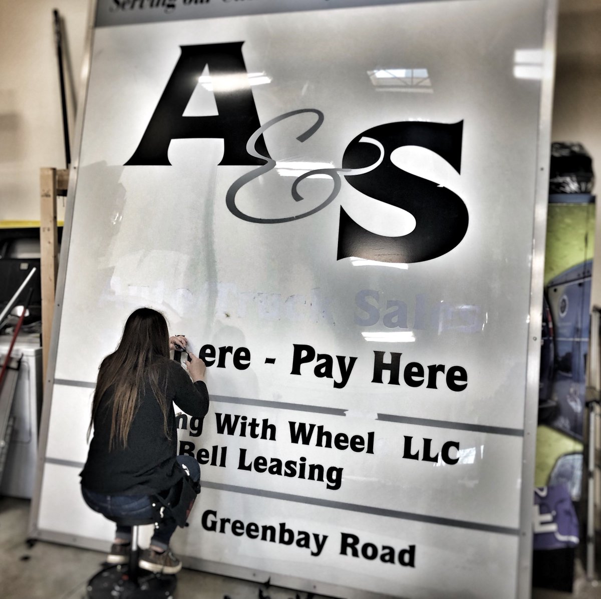 GMediaWraps's tweet image. Out with the old, in with the new! Customer would like to reuse these 8x10 #signfaces. So we’re removing the current vinyl &amp;amp; giving these #lexan panels a facelift. Stay tuned for final look. #signpanels #backlitsigns #backlitsign #lightedpanels #lightbox  #weprintthattoo #callus