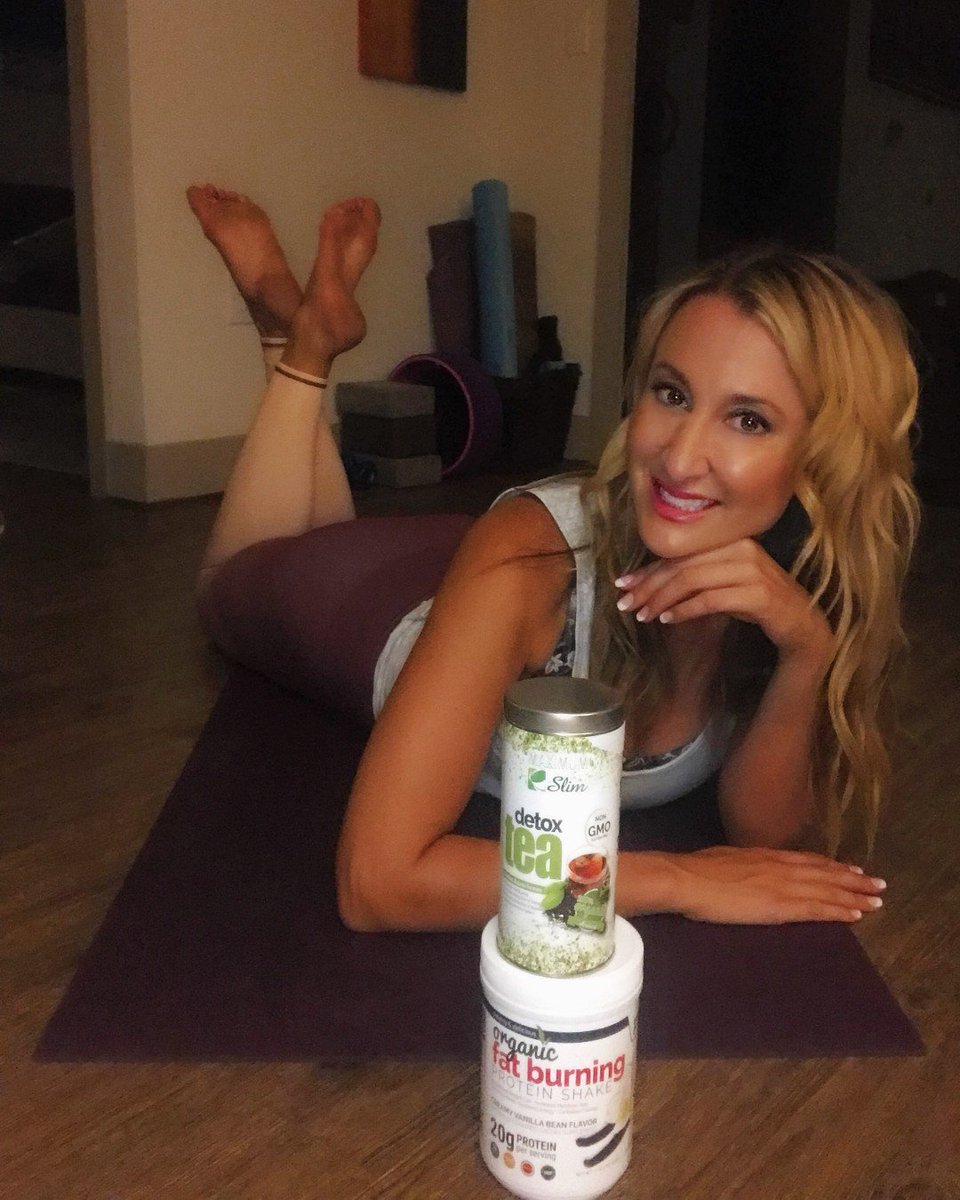 MaximumSlim's tweet photo. Not up for coffee ☕? Fine ! Try our Detox Tea 🍵 and if Tea isn't your cup of detox then, even better try our Organic Fat Burning Protein Shake 🥤 !!!!
#MaximumSlim
#detox
#Explore
#ExplorePage
#Fitness
#Tea
#ProtienShake
#WeightLoss https://t.co/BPcMjRkXaD