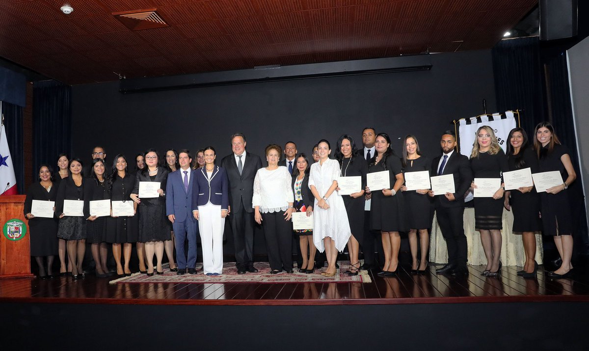 _ACADYC's tweet photo. La Carrera Diplomática y Consular se fortalece y suma 19 nuevos terceros secretarios https://t.co/vBey88BKu8 https://t.co/uHgwMk2EXw