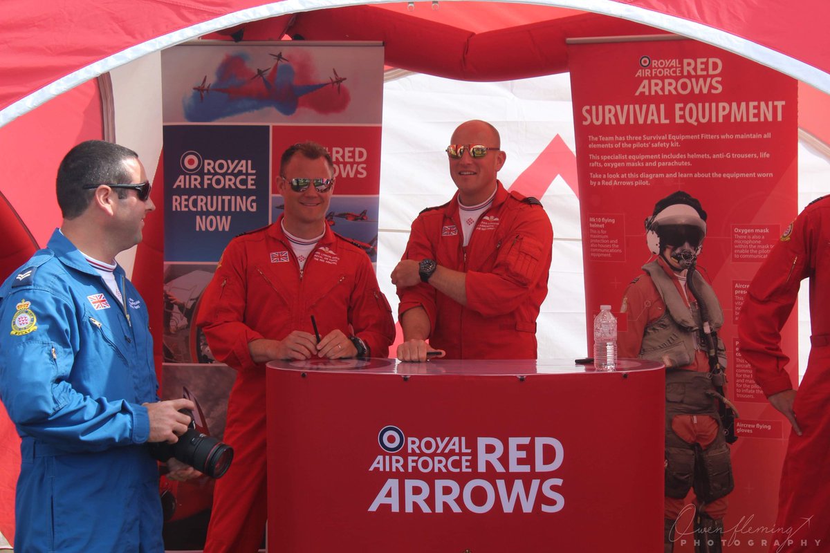 OFImages_'s tweet image. Reds @RAFRED8 &amp;amp; @RAFRed09 At @cosfordairshow Smiling In The Sunshine @rafredarrows