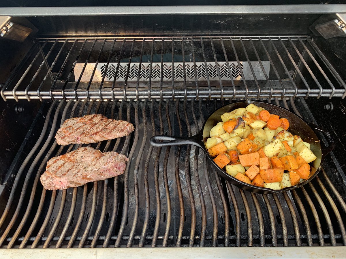 CPSSgtMartin's tweet image. According to someone younger than me, my social media feeds lack enough “day-to-day” content such as “my food and stuff.”

So, in an effort to appeal to a broader audience I give you...

My dinner tonight. 

#YYC #whatsfordinner #AmICoolNow
