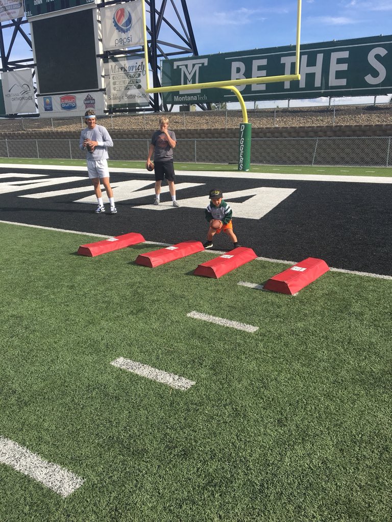 CoachKyleSamson's tweet photo. Beau and Troy had a blast hitting some drills with our QBs tonight!! Love having my kids at workouts and really appreciate how good our players are to them! They are heroβs to my boys!
#Family
#FutureQBs
#RollDiggs https://t.co/UVaDupgIfE