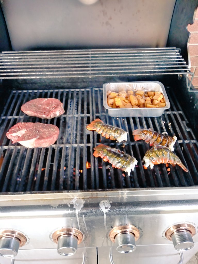 wurfnick's tweet photo. A solid Monday dinner. #mondaymonday #cbump https://t.co/skJ8PLRDU1