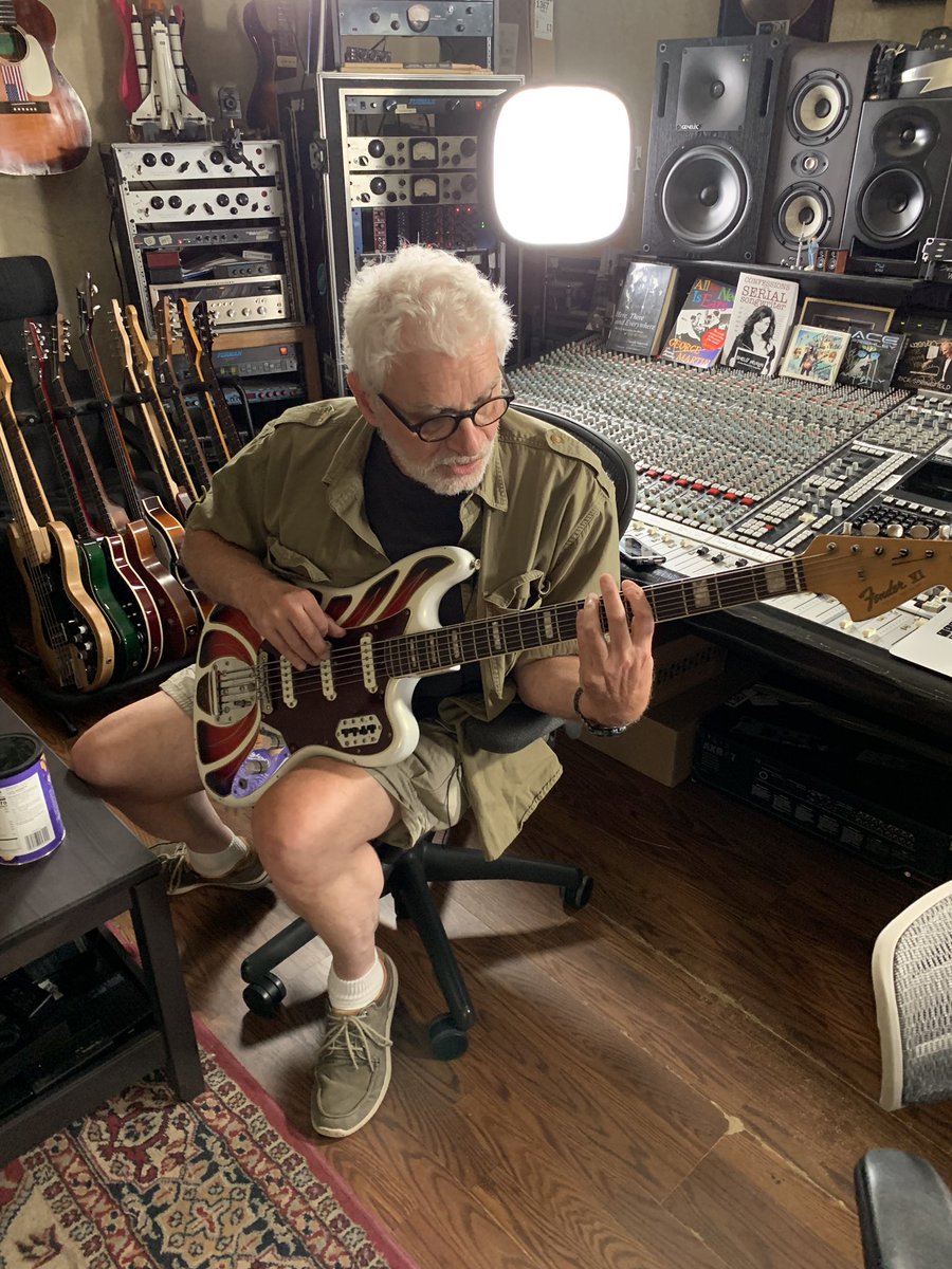 ProduceLikeAPro's tweet photo. Just letting you know @grahamcoxon that @Awarewolf1 Jack Douglas also loves your @Fender 6 String Bass! You may never see it again! #fenderVI #producelikeapro #promixacademy #grahamcoxon #jackdouglas #warrenhuart https://t.co/3Nd6SAX25z