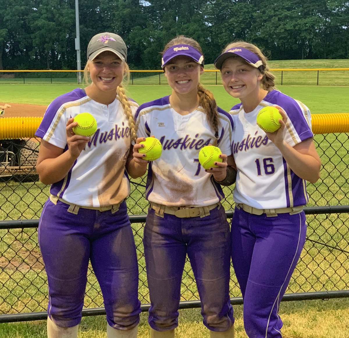 SoftballMuskie's tweet photo. The Muskies split with PV this evening! First game lost 3-5 and second game won 13-3 in 6 innings. Plus these Muskies hit some ding dongs!! Salyars with 2 of her own and Nietzel and Jarrett with one each! #goskies 🥎 https://t.co/AgoK2sI3LE