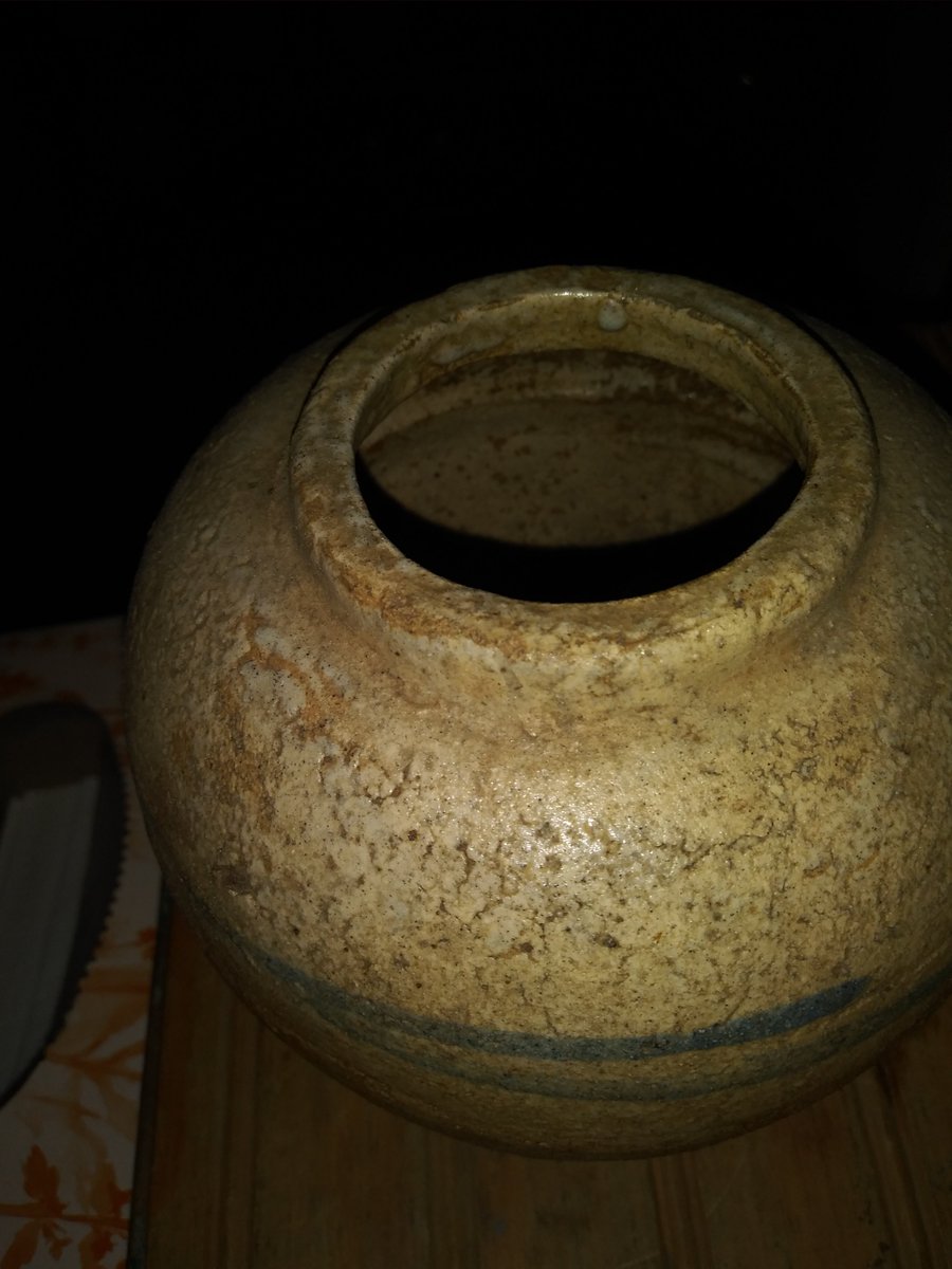 xplorer1959's tweet photo. https://t.co/4tQsOwHmSf
#T4us
#4ftm
#RTPFB
#pottery
Early #19th #century #Chinese #ginger #jar! It's not the common blue & white porcelain; this #stoneware #jar was adorned by the #artist with two thin blue lines that lend this jar a #beauty of its own! https://t.co/xa2zI2Odd6