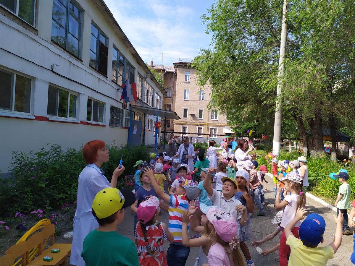 В нашем саду что ни день,то веселье! Сегодня дивный праздник,устроим шоу мы! Пускать из мыльной пены мы будем пузыри! Яркие,блестящие,почти как настоящие!