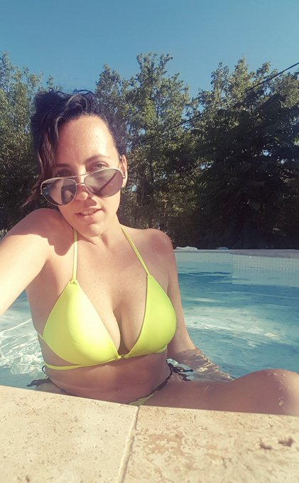 Bonne journ&eacute;e mes ch&eacute;ris ! 👙 🌞 Quelques 🏊&zwj;♀️ avec moi ? 😊 https://t.co/YGVOX0SCVw<a href="/tag/kisses"class="tags"><span>#kisses</span></a><a href="/tag/suntanning"class="tags"><span>#suntanning</span></a><a href="/tag/rt"class="tags"><span>#rt</span></a><a href="/tag/naturalgirl"class="tags"><span>#naturalgirl</span></a>