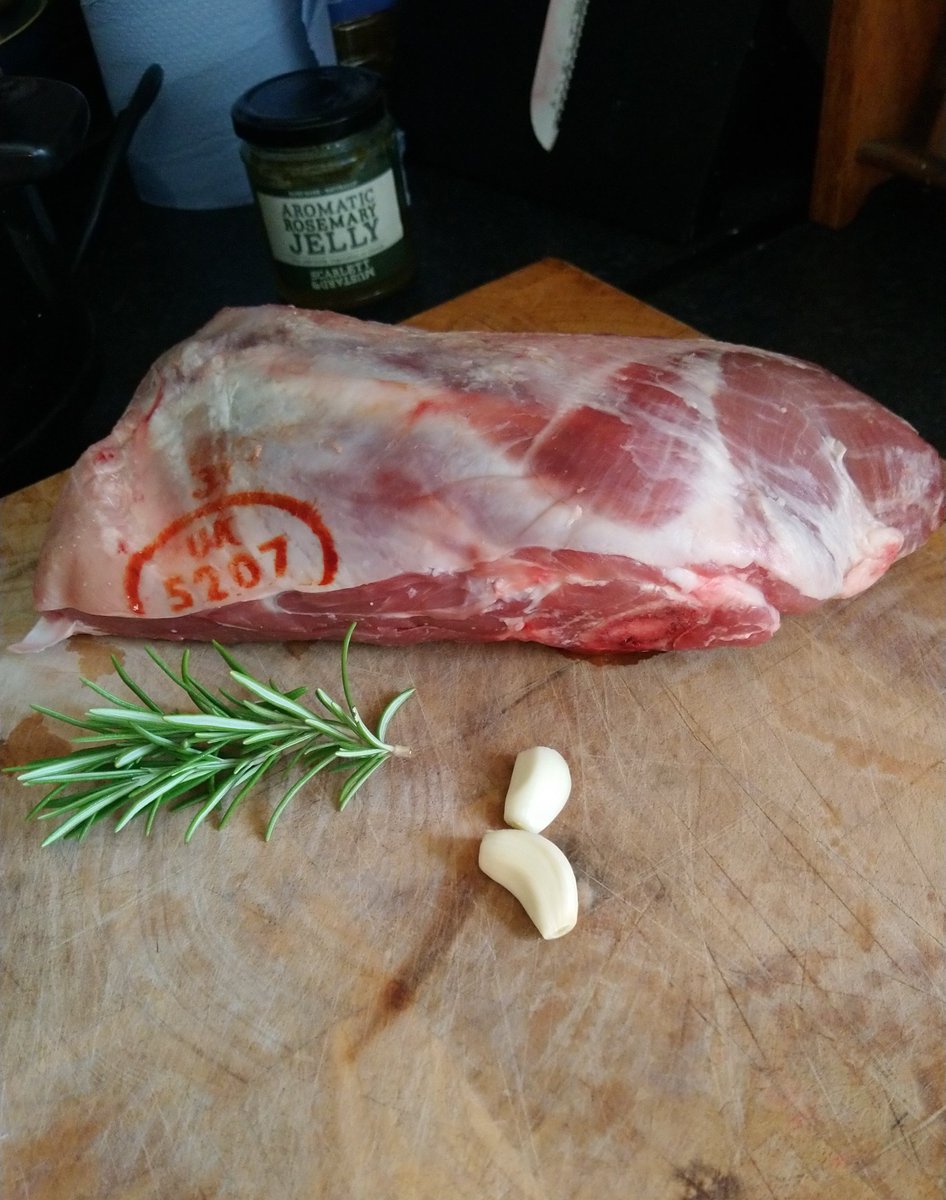 Half shoulder of Oakes Lamb going in the slow cooker all day today 😋 #buybritish #buylocal #supportfarmers #homereared #fullytraceable #lovelamb #lamb
