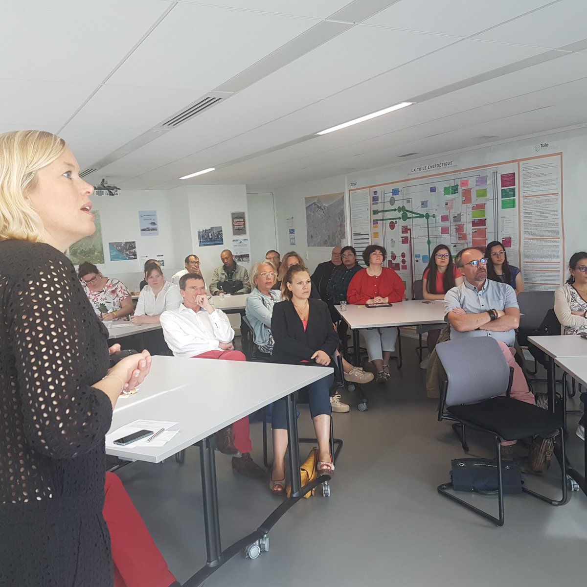 Les "p'tits dej" de l'Agur
Le thème abordé ce matin:
les jeunes (15/29 ans) dans le dunkerquois. Céline Lejeune a la manoeuvre devant une belle assistance. Voilà qui revient de façon efficace sur les ateliers des 39èmes rencontres de la FNAU