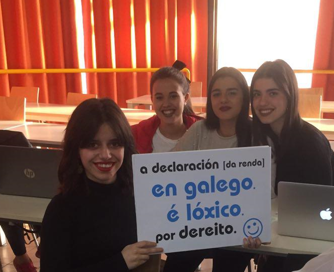 afnlg's tweet photo. Futuras mestras de Educacion Primaria (primeiro curso na UVigo) tamén apostan polo galego
 Graciñas xente!
 #engalego #élóxico #pordereito https://t.co/fCerM82Y4Z