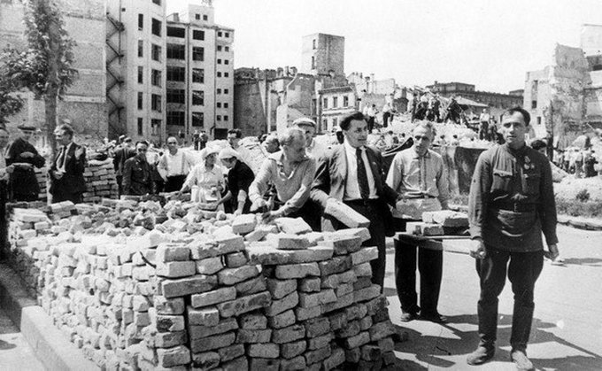 На фото. М. Рыльский, П. Тычина, П. Панч и В. Сосюра участвуют в работе по восстановлению Киева. 1940 годы.
