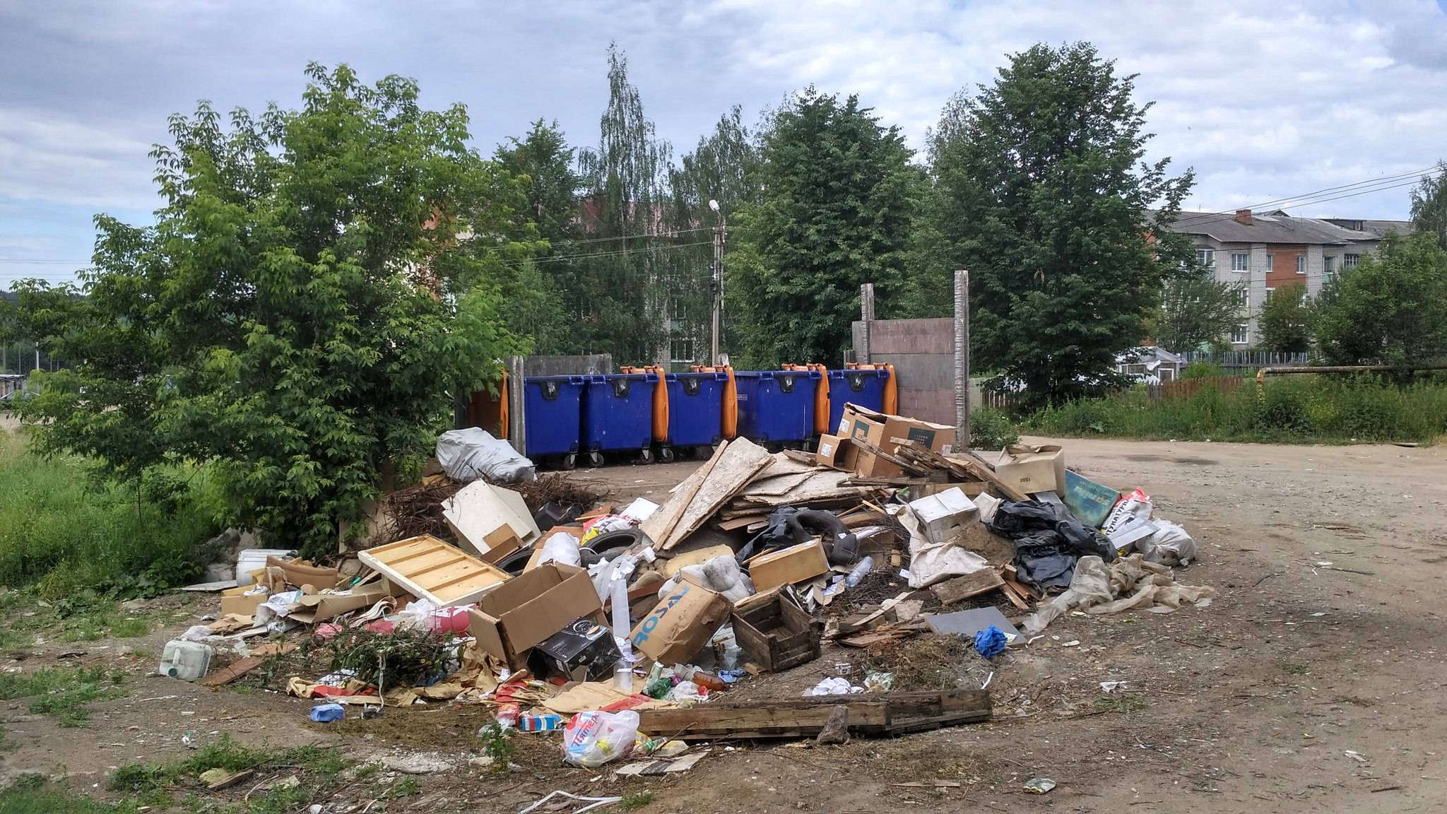Бомжиха отсосала за мусорной свалкой, видео муж трогает жене грудь