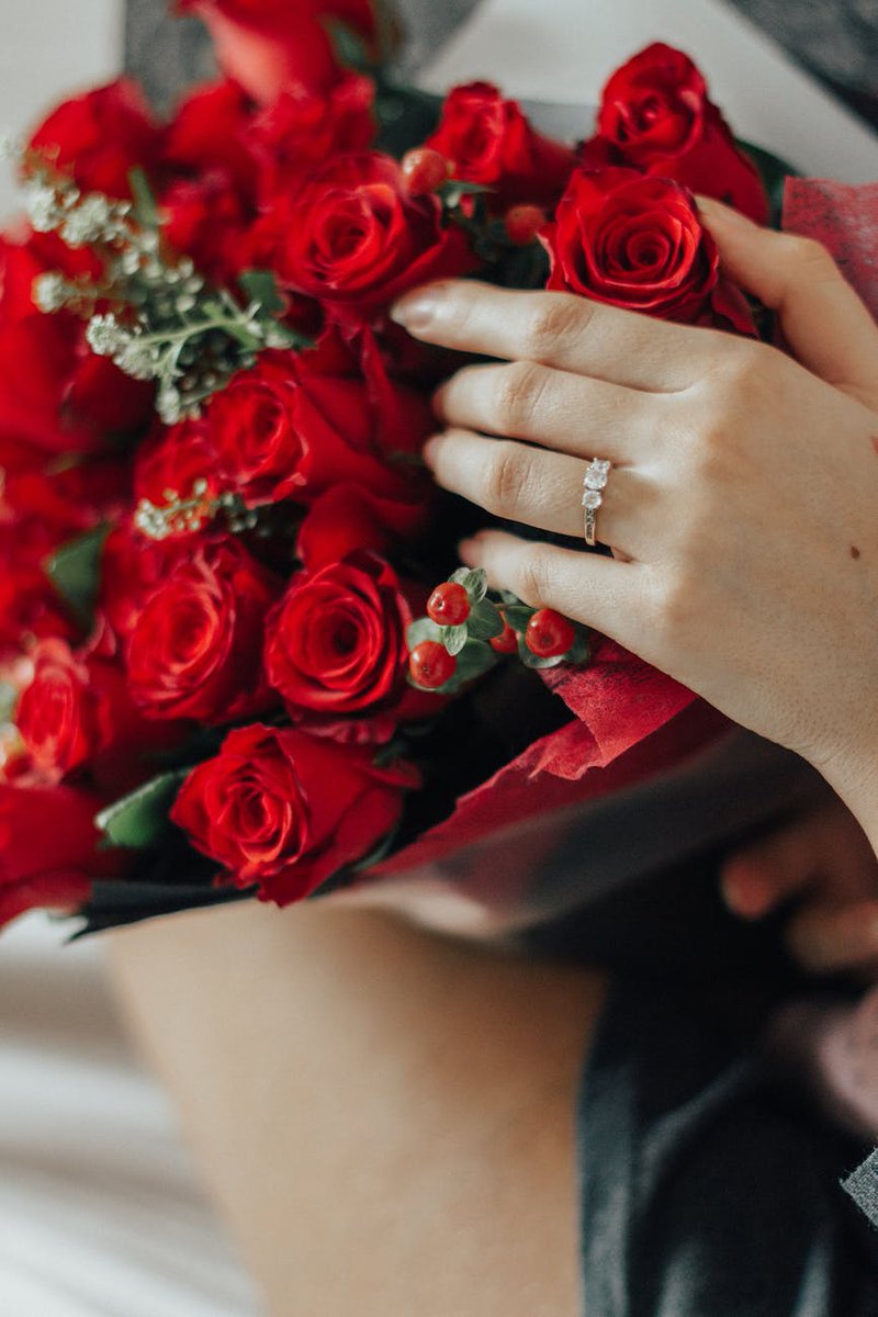 Diamondengagem9's tweet photo. Your wedding ring should look as pretty as the bouquet you will hold at the altar, and DER has a collection to ensure that.

#DiamondJewellery #Engagementrings #Eternityrings  #Rings #HandmadeJewellery #diamondrings #Jewellery #Primrose #JewelleryTrends #ROSE  #TuesdayThoughts https://t.co/vYlqesZeO1