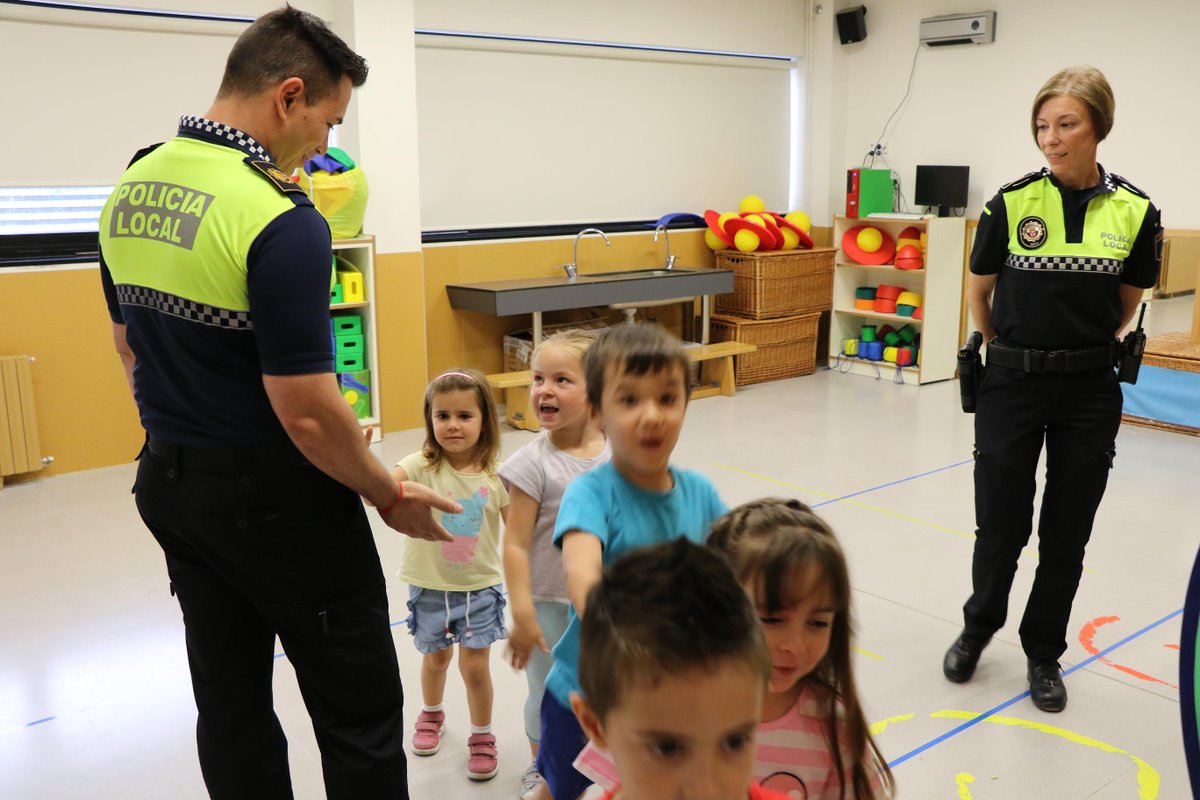 #Buenosdías amigo y amiga Policía! Los niños y niñas han aprendido a saludarnos por las mañanas en la entrada al cole. Gracias! 
#AlColeAndando #SiempreDeLaMano #CruzaEnVerde