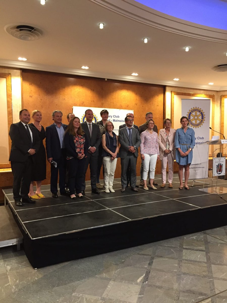 "Il ne faut pas vous voir petits, il faut voir grand. Vous avez tout pour faire de grandes choses avec cette entreprise." Le jury du Rotary Club de Rueil, et l'entreprise GSK, nous ont décerné le prix du Créateur d'Entreprise. Merci pour le prix, et merci de nous avoir compris 😊