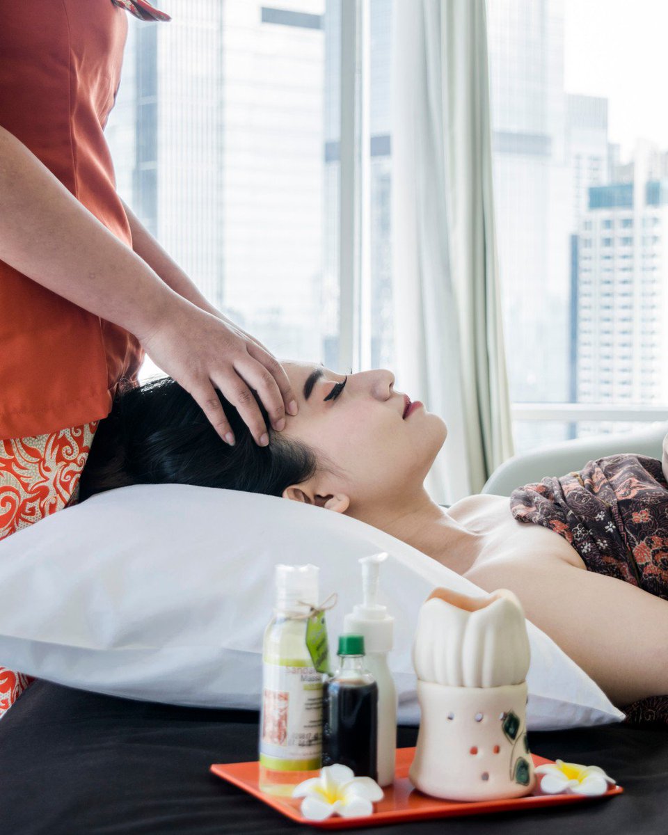 Pamper your body and soul with rejuvenated massage treatment after your hustle-bustle time at HARRIS .
.
.
.
#rooms #staycation #massage #sudirmanarea #HARRISfX