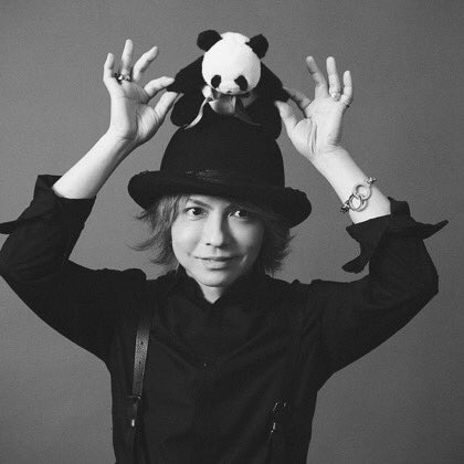 HYDEさんの腕につけてる手錠型のブレスレット可愛いし欲しい。 調べ