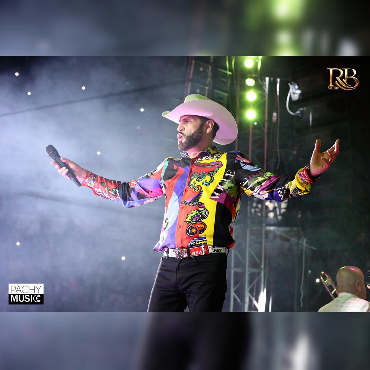 HugoMar48633264's tweet photo. @panchobarrazaoficial #elpoetadelamor 🌹La Monumental Plaza De Toros 2019 Tijuana Baja California 🔥 @rbmusicoficial @ricardo_bobadilla_ @panchobarrazaoficial 
.
.
.
#panchobarraza #elpoetadelamor #lamonumental #plazadetoros #tijuanabajacalifornia #tourunsueño #gira2019 https://t.co/Ou3Zchai0a