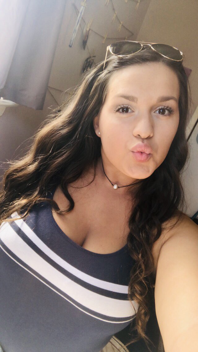 madimcnally_'s tweet photo. a slightly early Tuesday selfie never hurt anyone! #tuesdayselfie https://t.co/owmPaFA1bt