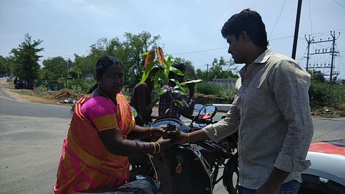 m_shenbag's tweet photo. Part 57:
#CycloneGaja #CycloneGaza
#RMMinGajaAffectedAreas
கஜா புயலால் மரங்கள் இழந்து காணப்படும் புதுக்கோட்டை மாவட்டத்தை பொழிவாக்க முடிவு செய்து அதற்காக ரஜினிமக்கள்மன்றம் சார்பாக பொது மக்களுக்கு மரக்கன்றுகள் தொடர்ந்து வழங்கி வருகின்றனர் 👇
@mayavarathaan https://t.co/d26ceSvB1Q