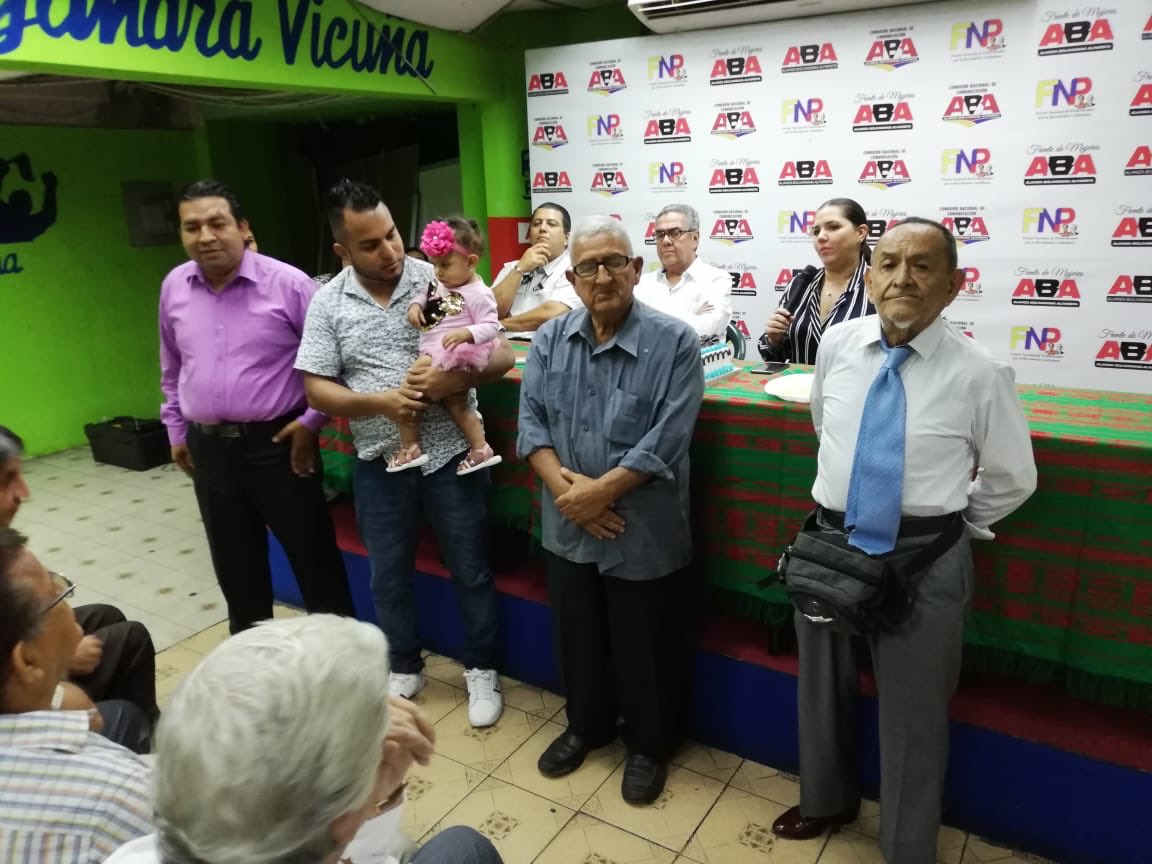 ABA_EC's tweet photo. Esta noche en #ABA realizamos un merecido homenaje a nuestros estimados padres militantes, gracias a todos por compartir este lindo momento. https://t.co/4BGR4Hnzmx