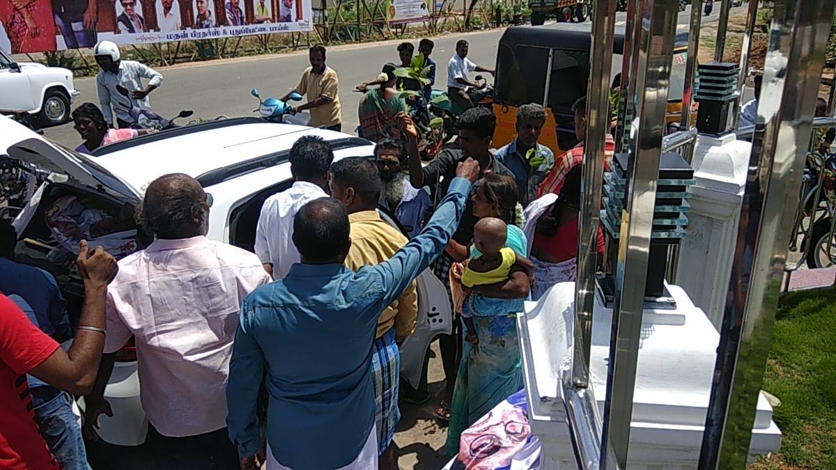 m_shenbag's tweet photo. Part 57:
#CycloneGaja #CycloneGaza
#RMMinGajaAffectedAreas
கஜா புயலால் மரங்கள் இழந்து காணப்படும் புதுக்கோட்டை மாவட்டத்தை பொழிவாக்க முடிவு செய்து அதற்காக ரஜினிமக்கள்மன்றம் சார்பாக பொது மக்களுக்கு மரக்கன்றுகள் தொடர்ந்து வழங்கி வருகின்றனர் 👇
@mayavarathaan https://t.co/d26ceSvB1Q