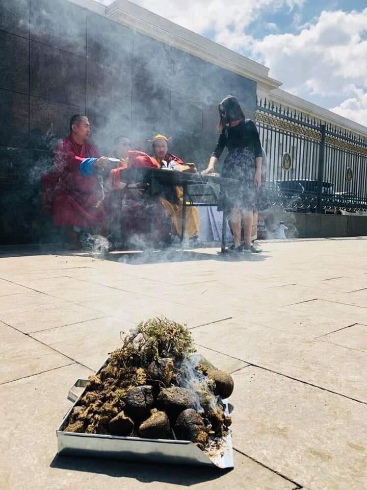 Яг одоо төрийн ордны гадаа ХЗДХ-ийн сайд Ц.Нямдоржыг суудлаас нь буулгах, огцруулах ном уншиж байна гэнээ 😝