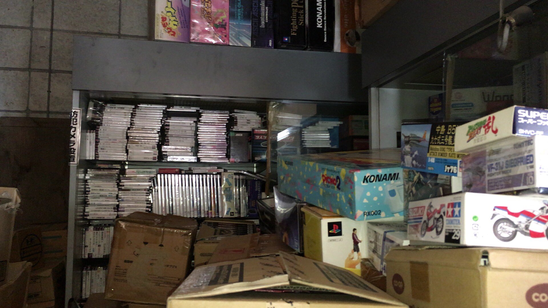 とぅってぃ 川越のおびつ玩具店さんに来ました 全て新品価格で販売していて物量が凄いです Neogeoの新品も見かけたけど奥に入れなくで断念 クイズキングオブファイターズ Aes は見えました 下手したらメタルスラッグも 4枚目のパックマンと とぅってぃ 川越のおびつ玩具店さんに来ました 全て新品価格で販売していて物量が凄いです Neogeoの新品も見かけたけど奥に入れなくで断念 クイズキングオブファイターズ Aes は見えました 下手したらメタルスラッグも 4枚目のパックマンと