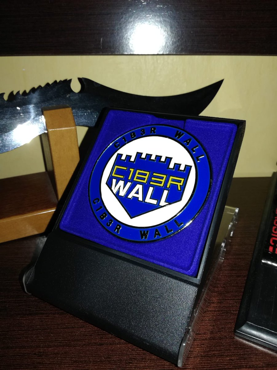 TheXXLMAN's tweet image. No todos los días la Policía te da una medalla!

Enhorabuena y mi más sincero agradecimiento a @policia y @ICFS_UAM y entidades organizadoras y patrocinadoras de #C1b3rwall y a @pedaguitu en particular por hacerme parte de esta increíble iniciativa.

Contais con mi espada!