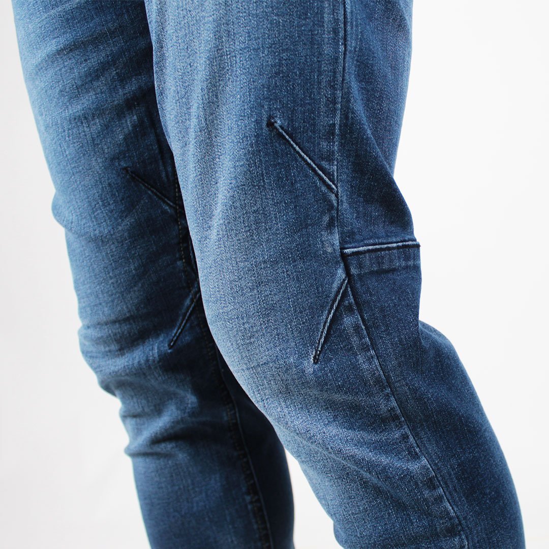 Stuck with what to wear for a casual week? Let’s get back to basics with cool-toned polo shirt paired with a fitted denim! #FreegoJeans