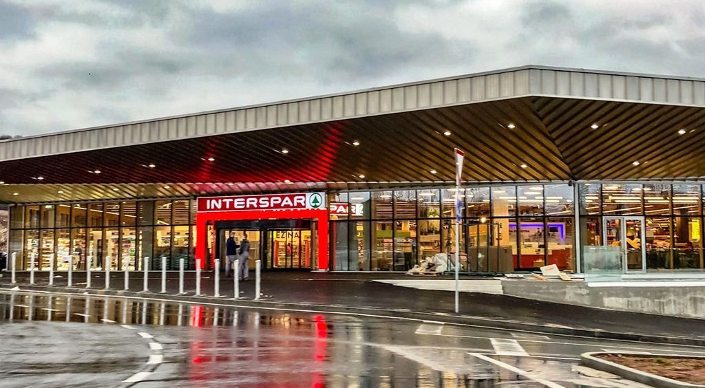 URBIOTICA's tweet photo. Searching for a parking space is annoying, costs time and should not be longer necessary in the digital age. Interesting to read how it's being solved today. Via MSR-Traffic ➡️ https://t.co/lizV22zlZO #SmartCities #SmartMalls #ParkingGuidance https://t.co/7KQeecExq6