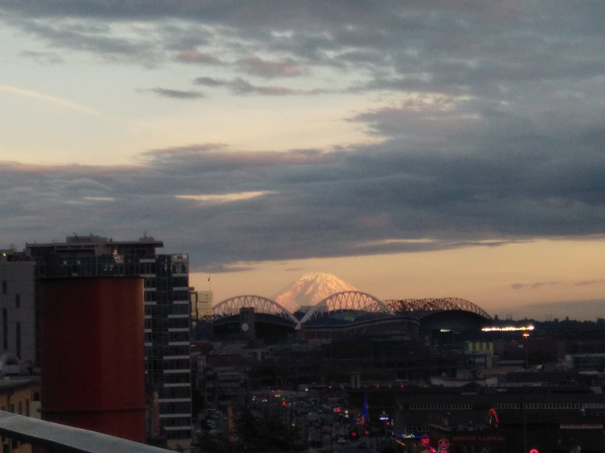 raibowmama_hk's tweet photo. 夕陽に輝くマウントレーニア🗻
明日は、小雨🌂の予報😂
#mtrainer #sunset #DowntownSeattle
#PikePlaceMarket #marketfront
#マウントレーニア #パイクプレイスマーケット #シアトル https://t.co/9BOLeV6JN1