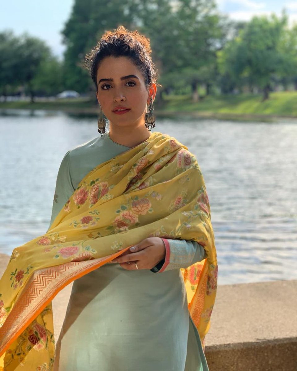 UniversalFashi2's tweet photo. Desi Looks of @sanyamalhotra07
She is looking like a Classy stunner in these looks Click to see her desi avatars https://t.co/oLNplo5n3j
#sanyamalhotra #Sanya #DesiDresses #fashion #fashionblogger #fashionista #style #styleinspo #styleblog #styleblogger #Raw_Mango #Ekayabanaras https://t.co/s6r8ZWD7PX