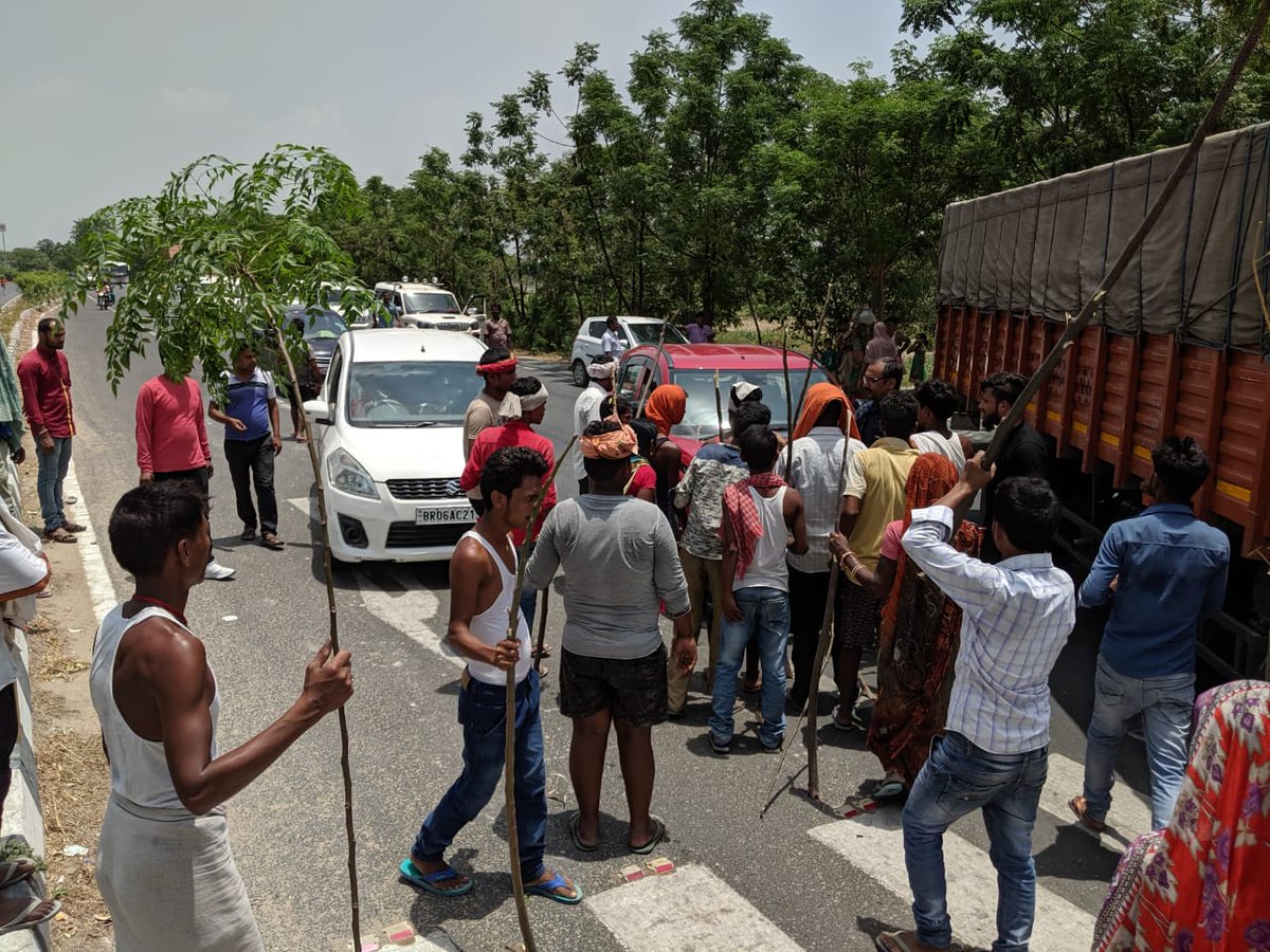 GaonConnection's tweet photo. वैशाली : #Bihar में बच्चों की मौत से नाराज लोग सड़क पर उतर रहे हैं। सरकार पर उदासीनता का आरोप लगाकर ग्रामीणों ने वैशाली जिले में भगवानपुर चौराहे के पास राष्ट्रीय हाईवे 77 को जाम कर दिया है
फोटो @ckmishra919 @NitishKumar @SushilModi #ChildrenKilledByEncephalitisinBihar #exculive https://t.co/D88qFcNxBA