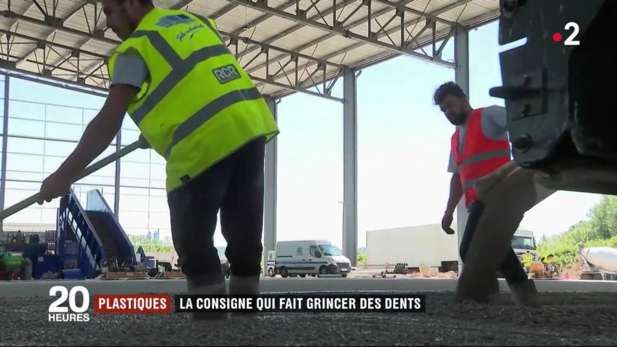 EricLaveder's tweet photo. Hier soir au journal de 20 h sur France 2 @PLACEO_FRANCE en action @RCRIF, design par @Monofloor_RCR https://t.co/15jf3rdE9D