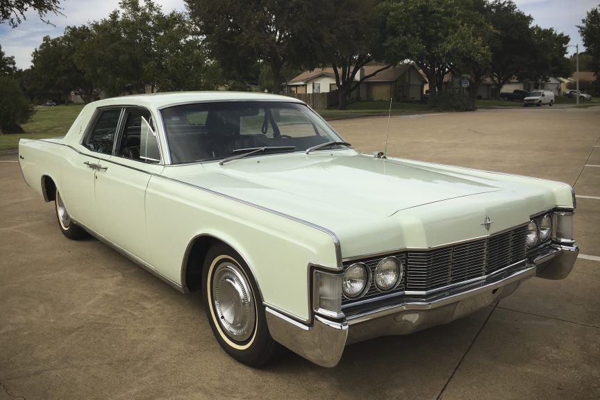 1968 Lincoln Continental dlvr.it/R6pLgn via <a href="/ClassicCarCCRC/">ClassicCarResClub</a>