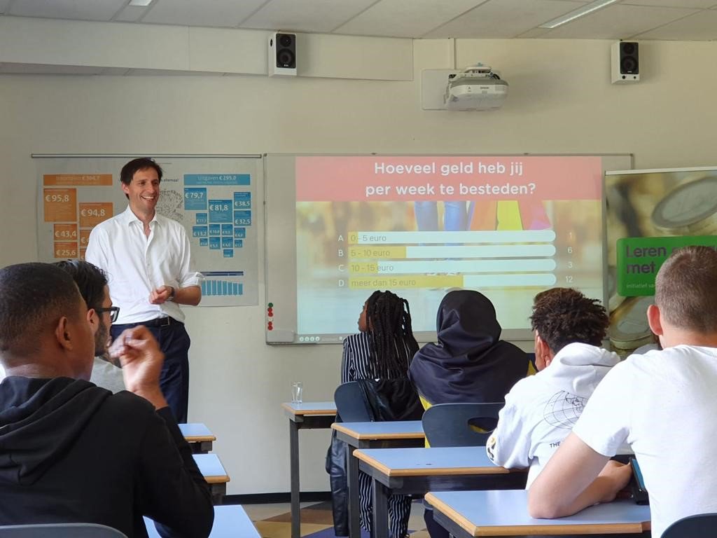 Gisteren gaf Minister van Financiën <a href="/WBHoekstra/">Wopke Hoekstra</a> een gastles aan leerlingen van 't Venster. 'Hoe zit het met inkomsten en uitgaven?' was onderwerp van gesprek. Soms hebben jongeren hulp nodig bij geldzaken. Kom je er niet uit, neem contact op met opr€cht: wijzijnoprecht.nl.