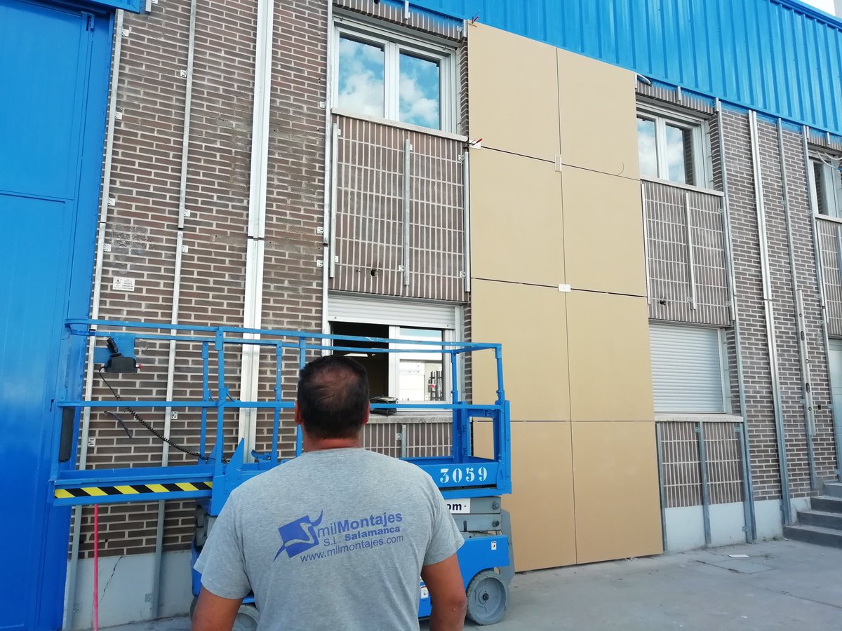 PlazaMarcoAnt's tweet photo. @SikaSpain Primera fase de instalación de paneles #euronit con sistema #sikatackpanel en Valladolid. Gracias #Milmontajes y #barrogres #clerigo https://t.co/XlgV0pUtpC