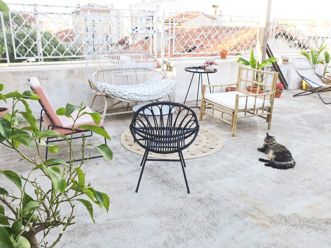 La terrasse a pris un nouveau coup de frais avec du nouveau mobilier, des nouvelles plantes et une pièce toute en verrière qui est terminée !! Vous voulez voir ?? 
blueberryhome.fr/2019/06/18/ame…