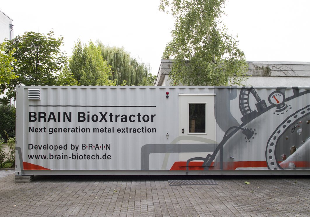 BRAINbiotech's tweet photo. Der BRAIN #BioXtractor im Technologieland Hessen-Schaufenster:
„Bakterien statt Bohrhammer – Die BRAIN AG gewinnt Edelmetalle aus Abfällen“ https://t.co/GN8GEVnUyy
@HTAI_Hessen #urbanmining #biotechnology #bioeconomy #bioxtractor #circulareconomy https://t.co/eJkReiL1Ec