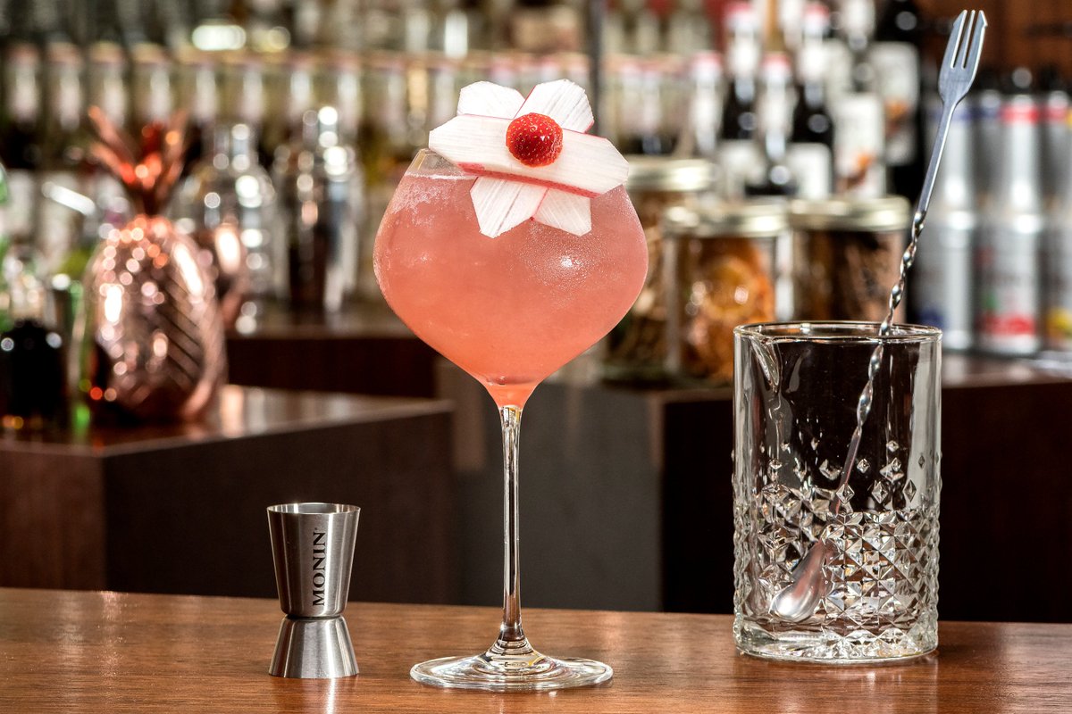 Rabarberihooaeg on avatud! Teeme mõned värskendavad kokteilid rabarberipüreega - ideaalne tekstuur, lõhn ja maitse! @MONINFlavours #Monin #Kevadkokteilid #Rabarberikokteil #Gemoss #GemossEesti