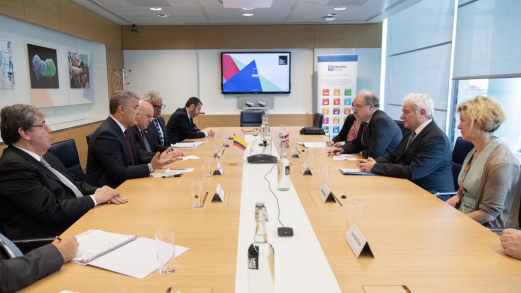 cbarraga's tweet image. RT IvanDuque "#Londres Visitar el Instituto TheCrick, donde cerca de 1.200 científicos contribuyen al mundo con sus investigaciones, es invaluable e inspirador. Queremos que el conocimiento que se produce acá, pueda ser aplicado en Colombia. #VisitaT… https://t.co/DnvPBfjZGm"